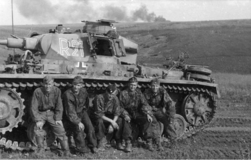 Posádka tanku odpočívající po bojích