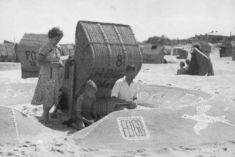 Rodinná dovolená na pláži u Ahlbecku na ostrově Usedom v roce 1952.