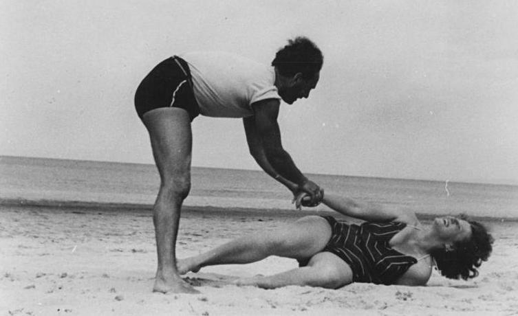 Ahlbeck 1952 - radovánky na pláži.