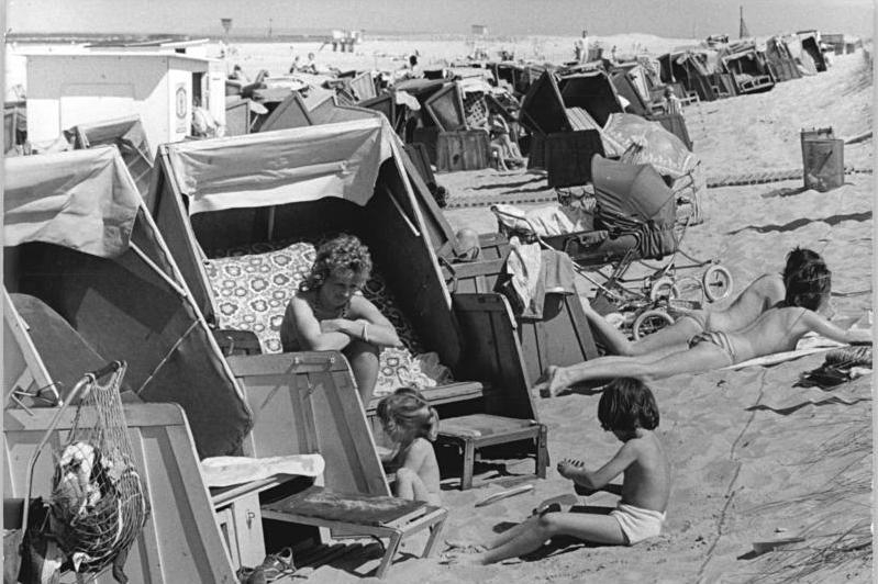 Opalování za slunného dne na pláži nedaleko Warnemünde v roce 1987.