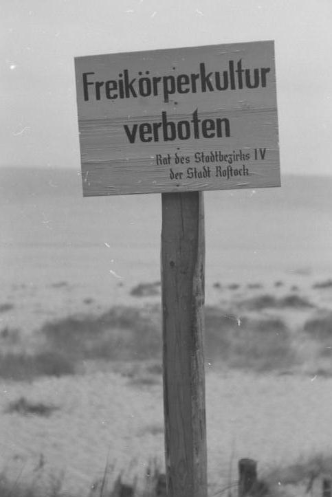 Historický zákaz nudismu nedaleko Warnemünde. FKK je na německém pobřeží dost a dost.