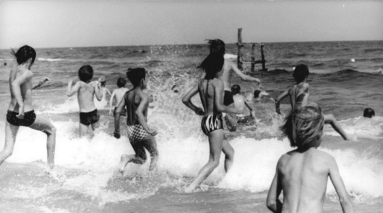 Prerow 1975: děti trávící prázdniny na pobřeží Baltského moře.
