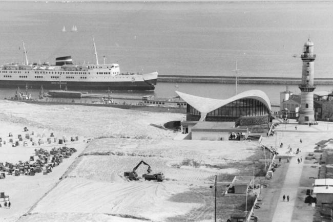 Warnemünde 1976. Pohled na přístav a restauraci.