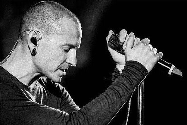 Zpráva o smrti základního kamene skupiny Linkin Park zasáhla celý hudební svět.