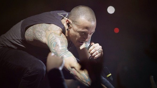 Chester rozdával na koncertech radost. Sám však trpěl depresemi.