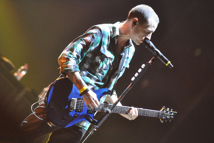 Chester hrábl do strun své modré kytary.