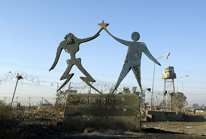 District 9 – je zcela netypický snímek s mimozemskou tématikou. Po prvním kontaktu s mimozemskou civilizací lidé očekávali bitvu o přežití, ale v tomto snímku jsou mimozemšťané uprchlíci z vlastní planety, kteří na Zemi našli azyl.