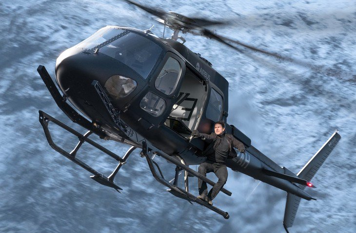 V hlavních rolích: Tom Cruise a helikoptéra.