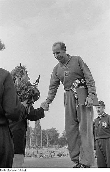 Emil Zátopek při slavnostním vyhlášení v roce 1951.