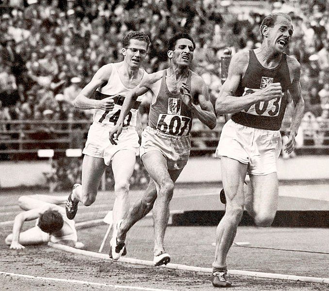 Běh na 5000 metrů na olympijskách hrách v Helsinkách (1952). Za Zátopkem běžci Herbert Schade a Alain Mimoun.