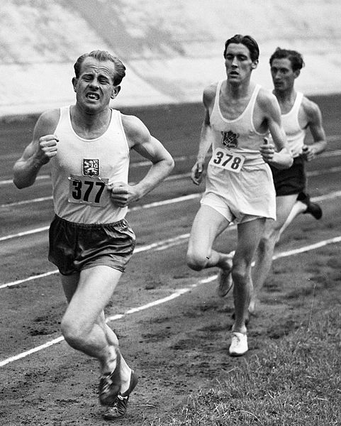 Emil Zátopek během olympiády v Londýně (1948). "Nebylo mi dáno běžet a usmívat se zároveň."