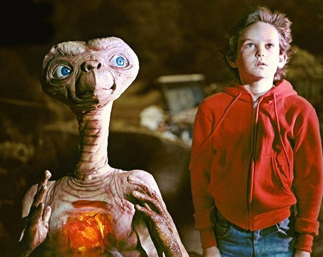 E.T. - Mimozemšťan je snímek od filmařského mistra Stevena Spielberga. Vypráví o roztomilém mimozemšťanovi, který nestihne odletět domů a nachází úkryt u desetiletého Elliota.