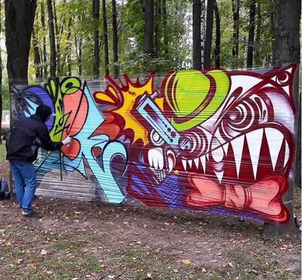 Díky cello graffiti můžete v lese na mýtince potkat propracované barevné zátiší...