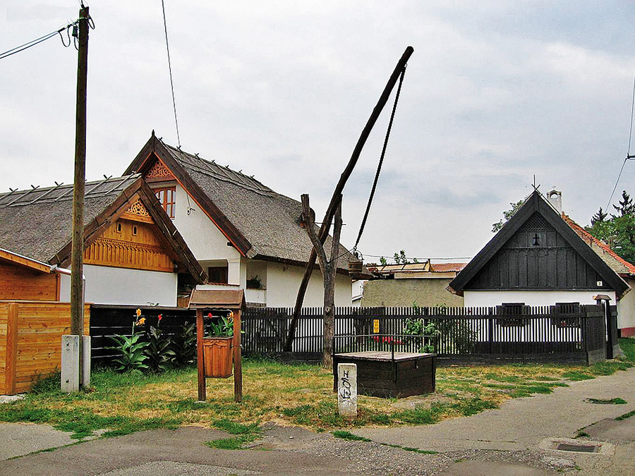 Malá čtvrť Hadas v městečku Mezőkövesd, kterou tvoří prakticky jen dvě ulice, zato plné 400 let starých a stále obývaných domů.