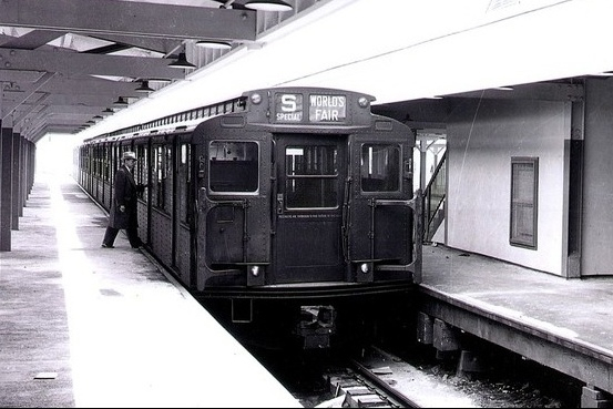 Dnes již historický vůz metra.