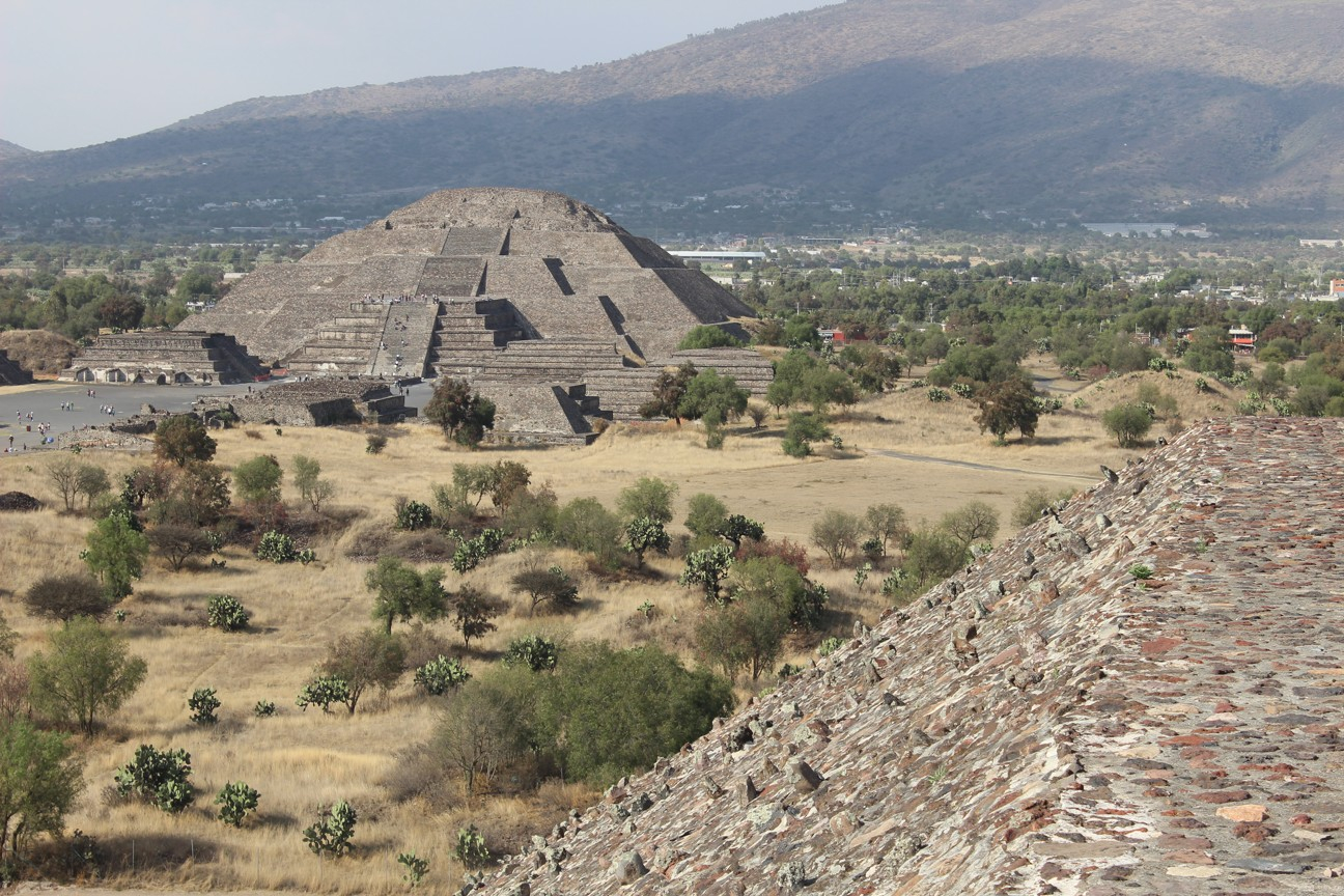 Pohled z Pyramidy Slunce na Pyramidu Měsíce. Pyramida Měsíce stojí na severním konci Cesty mrtvých. Druhá největší stavba v posvátném městě je 42 metrů vysoká.