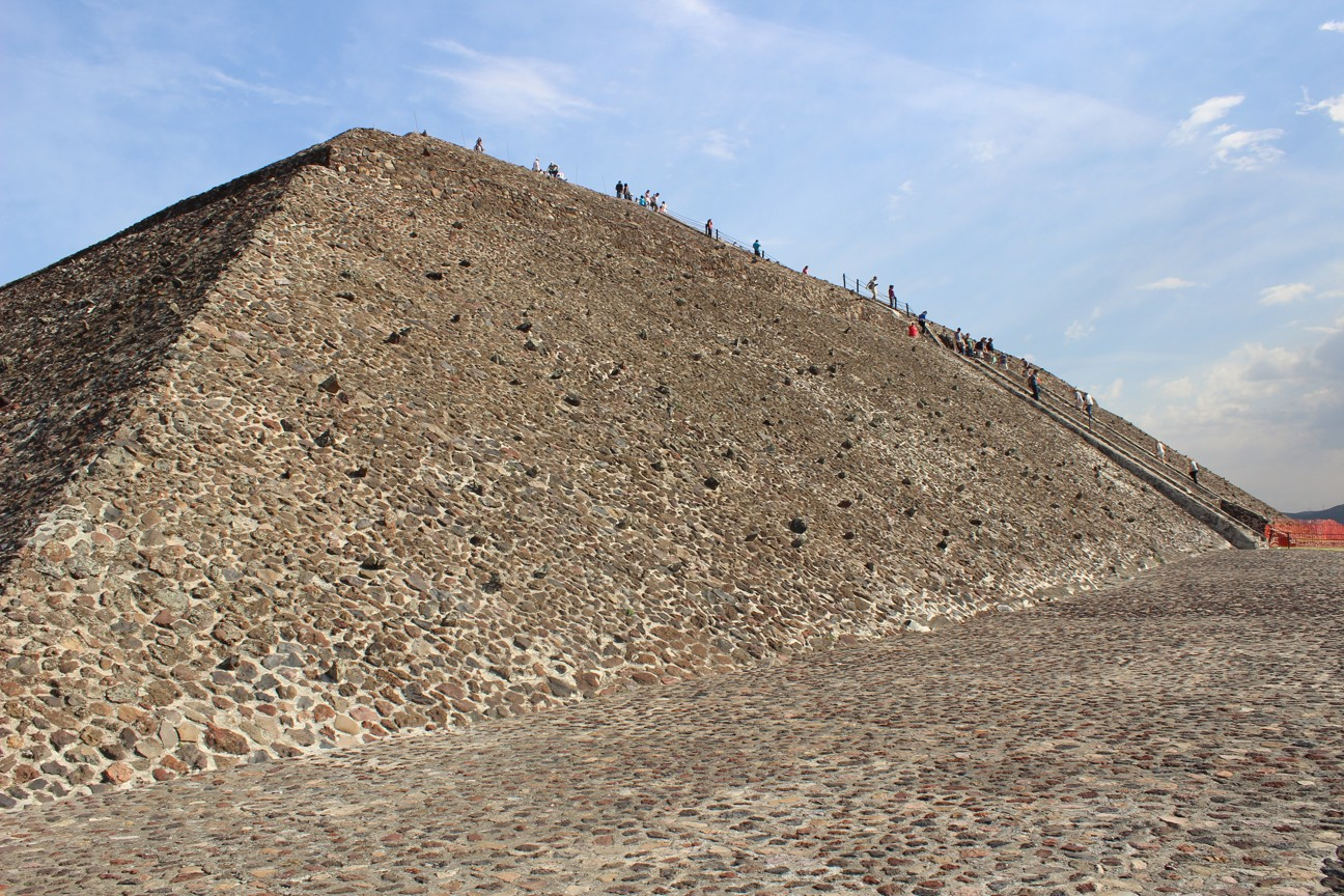 Nejvyšší stavbou Teotihuacánu je Pyramida Slunce (Pirámide del Sol), jejíž vrchol je přístupný a je možno si z něj celou významnou archeologickou lokalitu prohlédnout.