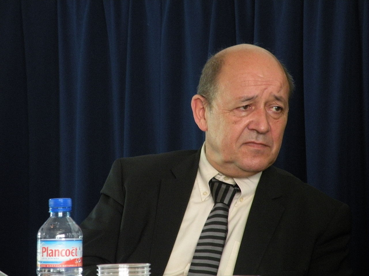 Ani Jean-Yves Le Drian, francouzský ministr zahraničí, není mafián.