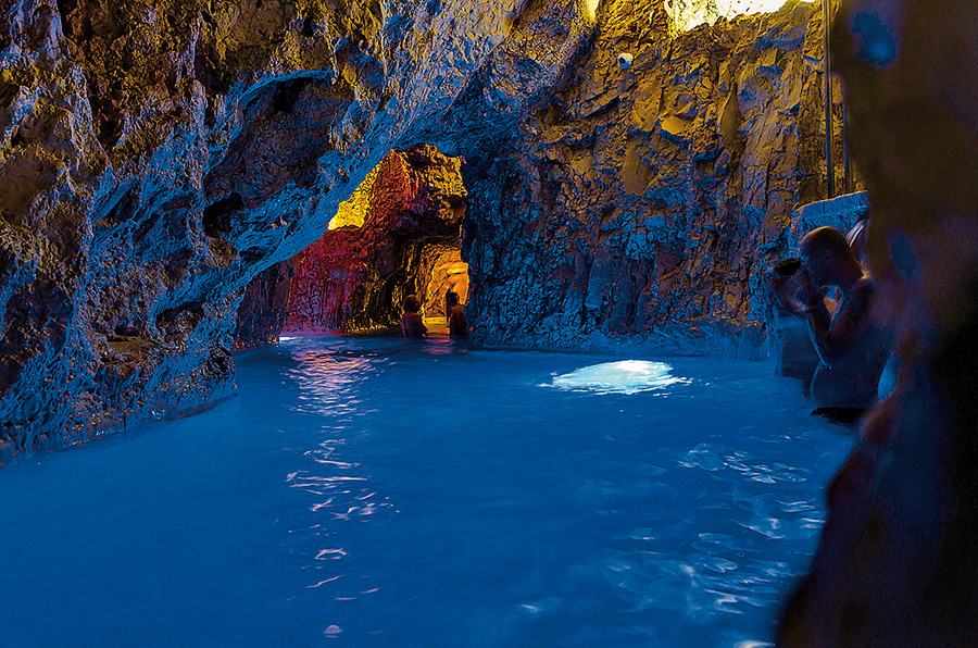 Jeskynní lázně Miskolctapolca – 150 metrů přírodních jeskynních tunelů s termální vodou. V jednom z dómů je také kaple, kde se každou neděli konají mše.