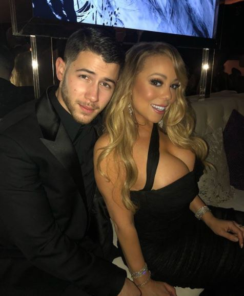 Popová dvojka: Nick Jonas se na párty po slavnostním ceremoniálu tulil k Mariah Carey.