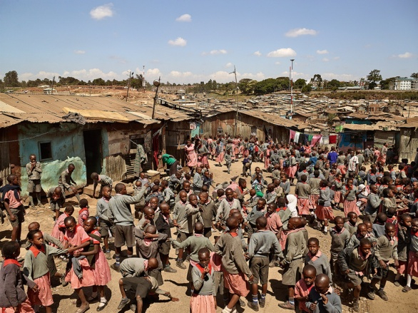 Tahle škola obsluhuje jeden z největších místních slumů (600 tisíc lidí na ploše tří čtverečních mil). Studenti dostávají jídlo zdarma, takže je tu poněkud těsno.