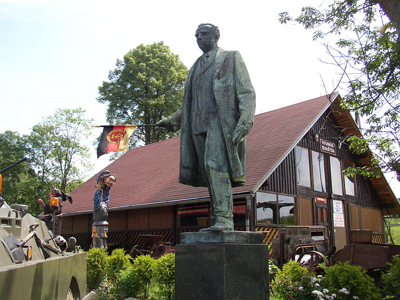 Bronzovou sochu Klementa Gottwalda mají v Doubici na Děčínsku.