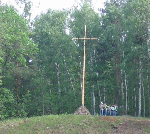 Kříž nazvaný Trnová koruna na kopci nad bývalou osadou Ležáky.