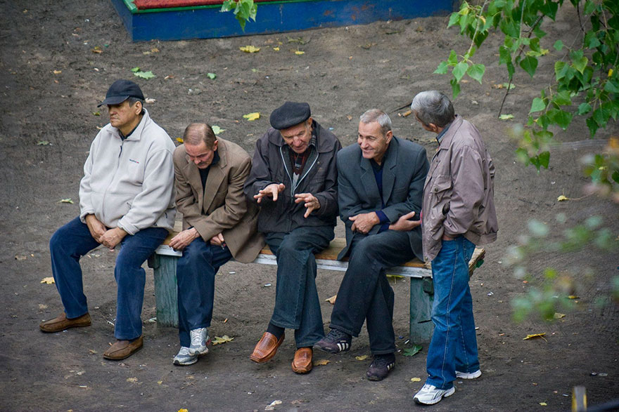 Jedna lavička, tisíc příběhů. Ukrajinský fotograf Yevhen Kotenko je během deseti let všechny zachytil.