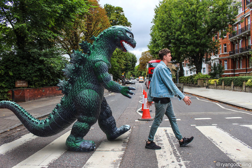 Stejnou cestou kráčeli i Beatles, teď se po přechodu na Abbey Road díky Photoshopu prošla japonská nestvůra.
