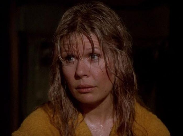 Loretta Swit aka major Houlihan vydala krátce po skončení seriálu knihu o vyšívání. Roky uváděla pořad o přírodě na Discovery Channel.