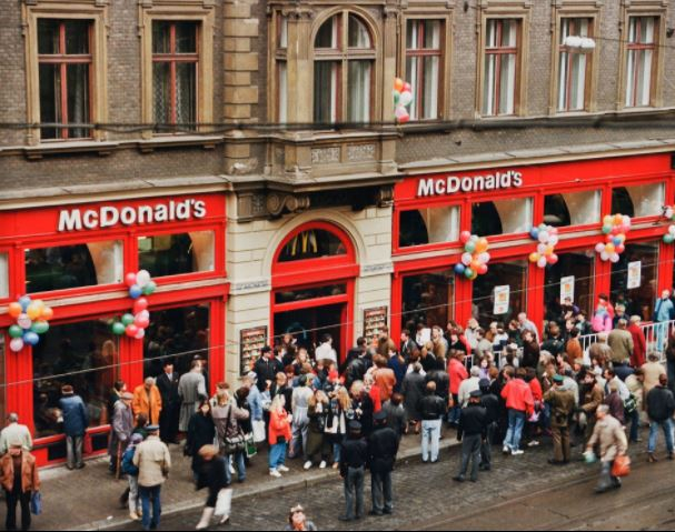 Před 26 lety se v Česku otevřela první pobočka fastfoodového řetězce McDonald´s.