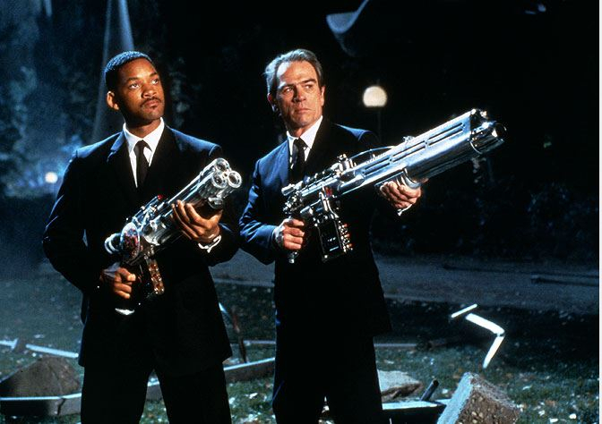 Will Smith a Tommy Lee Jones coby Muži v černém bojují proti vetřelcům z vesmíru. Muži v černém jsou supertajnou vládní agenturou, která má za úkol ostrahu Země. Film se dočkal dvou pokračování.