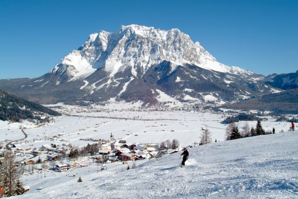 Přímo nad sjezdovkou se tyčí vrchol Zugspitze