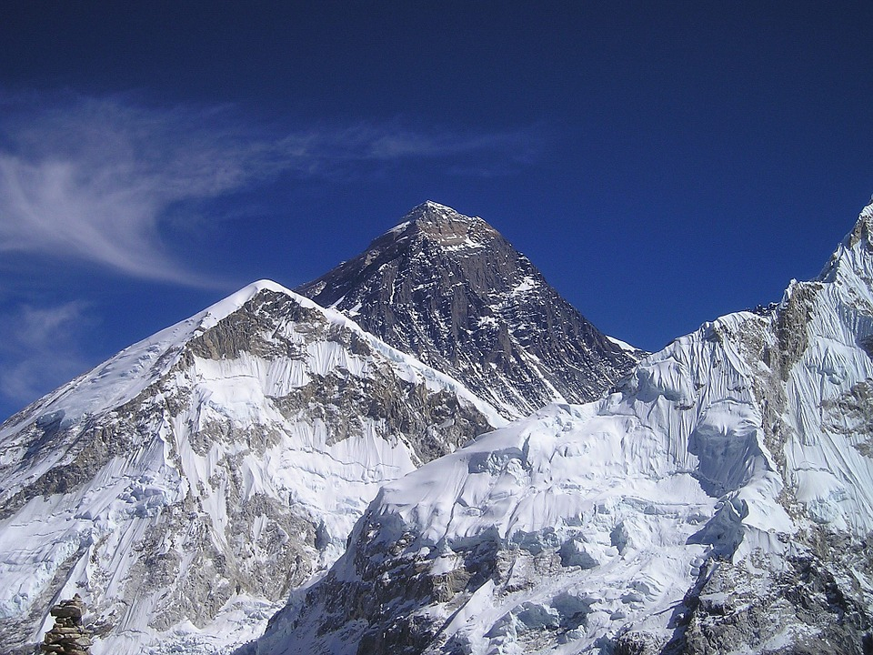 Kolem Mount Everestu se válí tisíce tun odpadků.