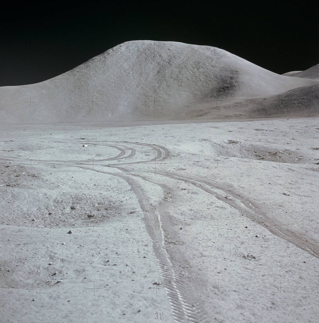 Stopy lunárního vozítka, v pozadí Mount Hadley.