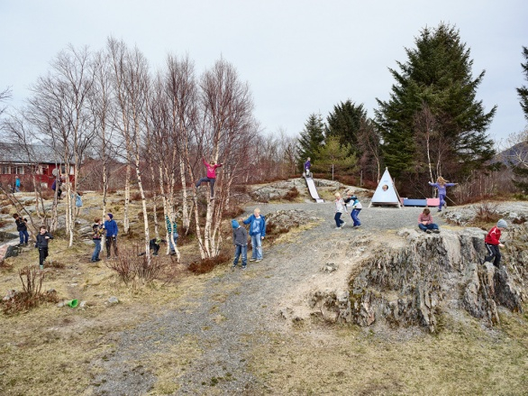 Malé hřiště na ještě menším norském ostrůvku Karvag je ukázkou toho, že k zabavení dětí nepotřebujete mnoho.