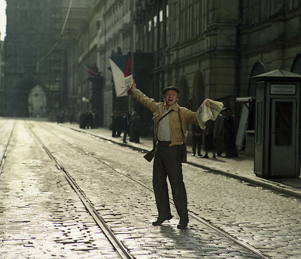 Budoucí ministr kultury Jandák vítá rudoarmějce ve filmu Osvobození Prahy.