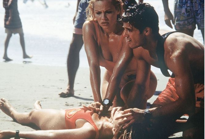 Pamela Anderson a David Charvet zachraňují.
