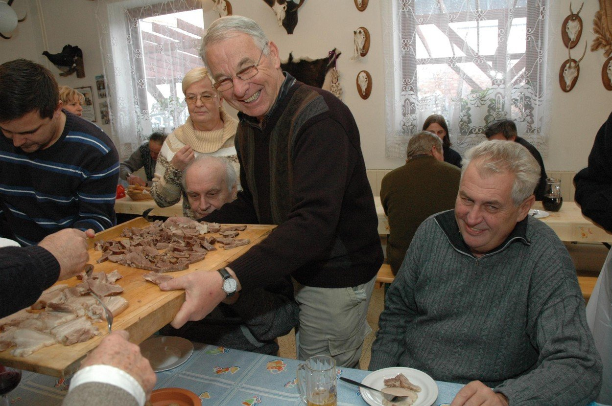 Díky médiím se dozvíte o téměř každém kroku Miloše Zemana. Vlastně i o každém snězeném jídle, které měl.