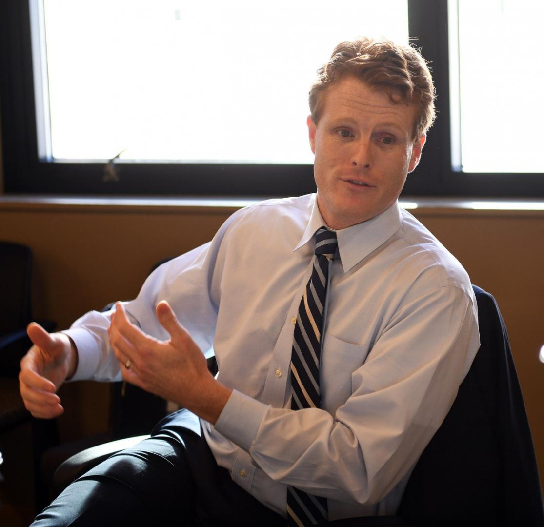 Joe Kennedy III je americký politik, kongresman za Demokratickou stranu. 