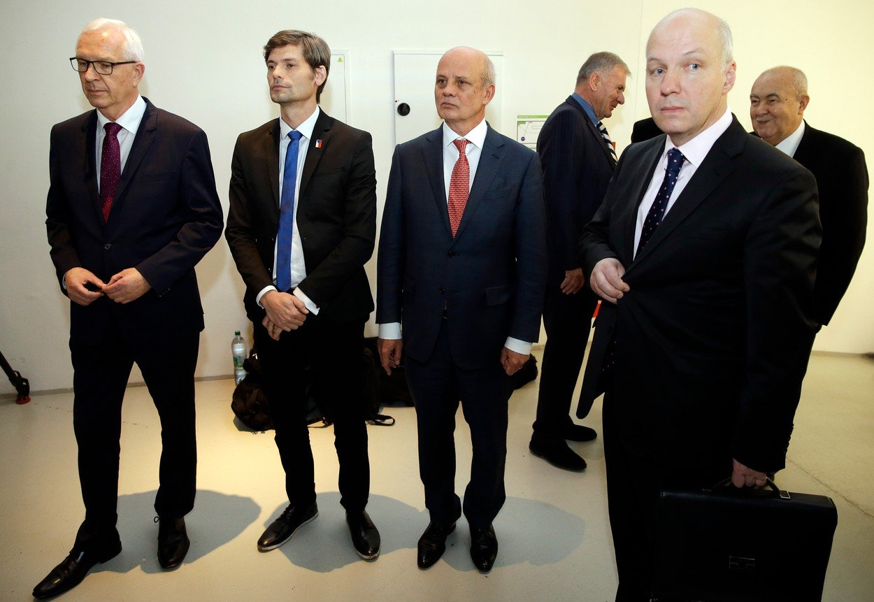 Marek Hilšer (v modré kravatě) a Pavel Fischer (vpravo) patří do party "slušných prezidentů", jim připadnou zřejmě hlasy obyvatel větších měst a Prahy.