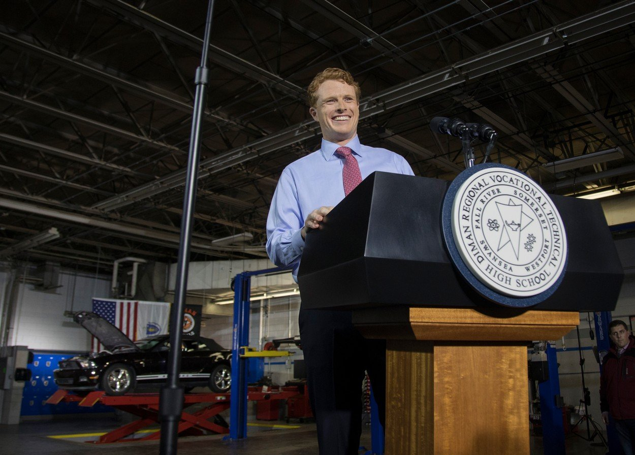 Joe Kennedy III je americký politik, kongresman za demokratickou stranu. 