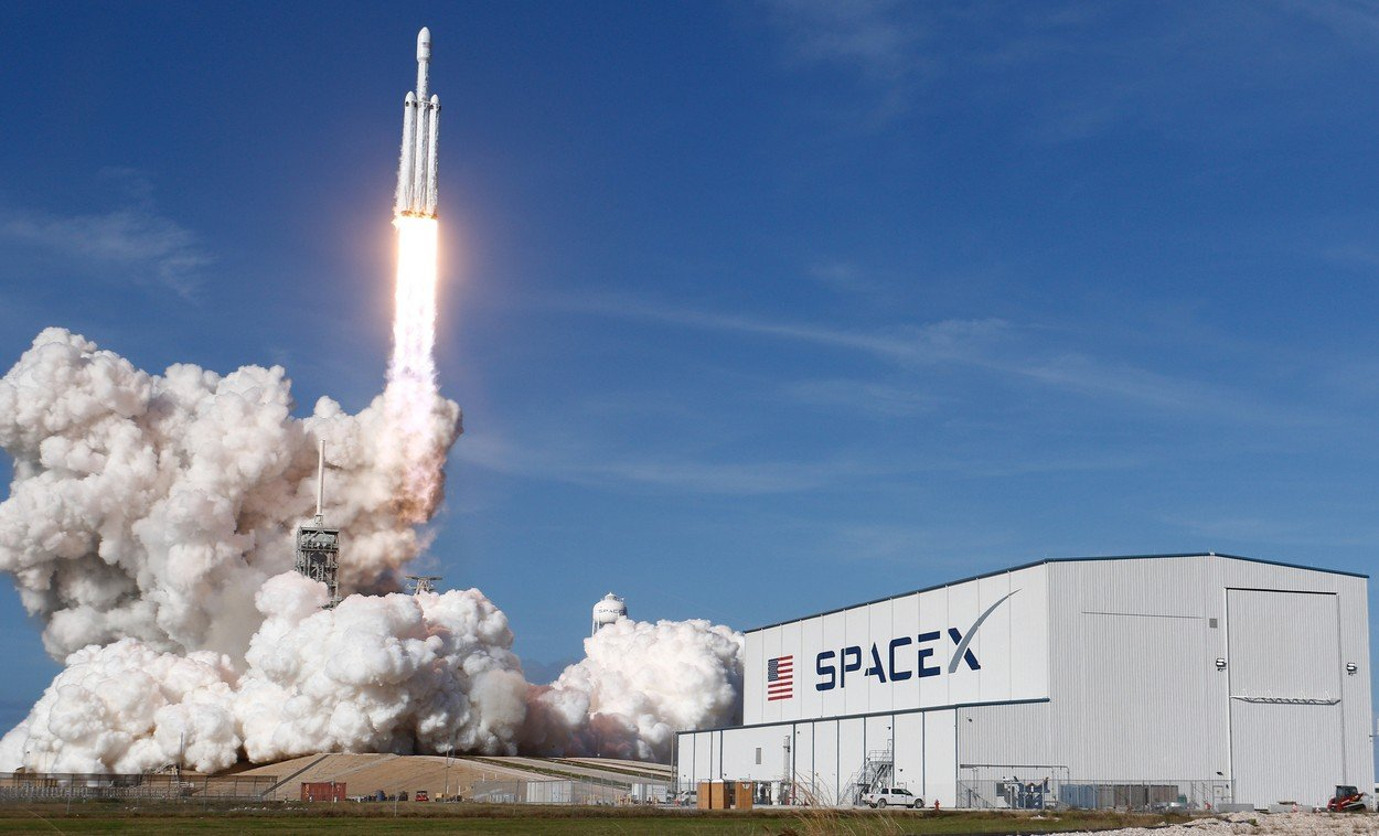 Podle polského portálu Gazeta.pl se Tomek podílel na vývoji rakety Falcon Heavy společnosti SpaceX Elona Muska.