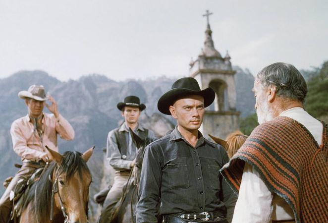 Yul Brynner jako pistolník Chris, což je patrně jeho nejznámější role. Na snímku spolu s ním Steve McQueen, Horst Buchholz a Vladimir Sokoloff. Poslední jmenovaný se také narodil v Sovětském svazu.