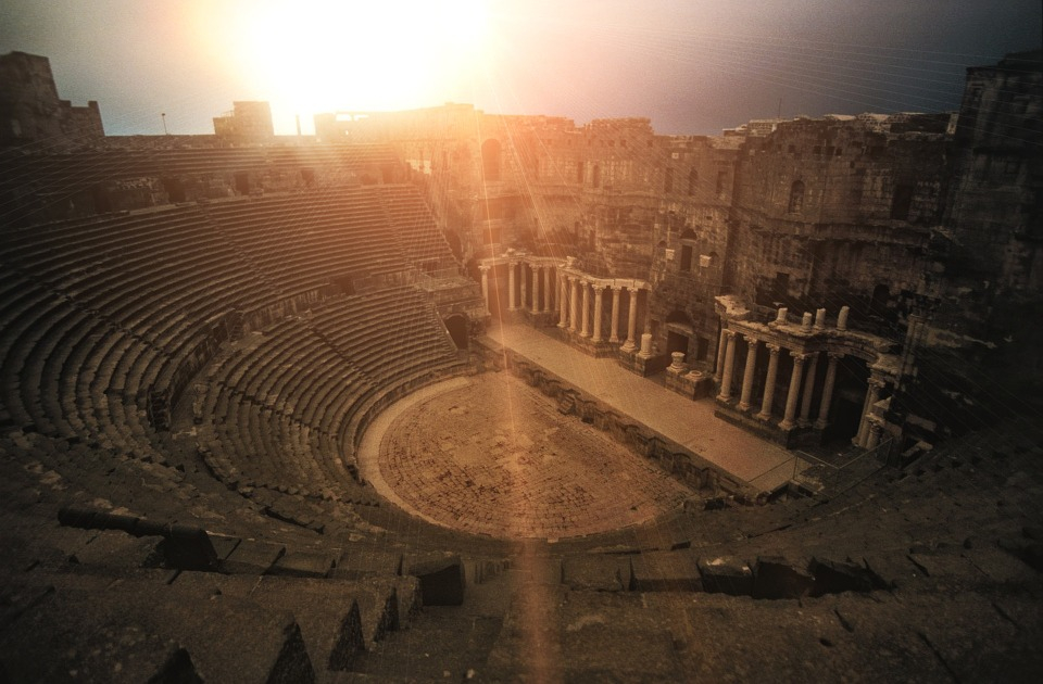 Nad starověkými pamatkámi v Sýrii zapadá slunce.