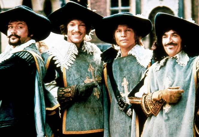 Tři mušketýři a jejich věrný přítel d'Artagnan. Slavné filmové zpracování z roku 1973. Oliver Reed, Richard Chamberlain, Michael York, Frank Finlay.