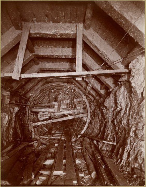 Budování tunelu metra.