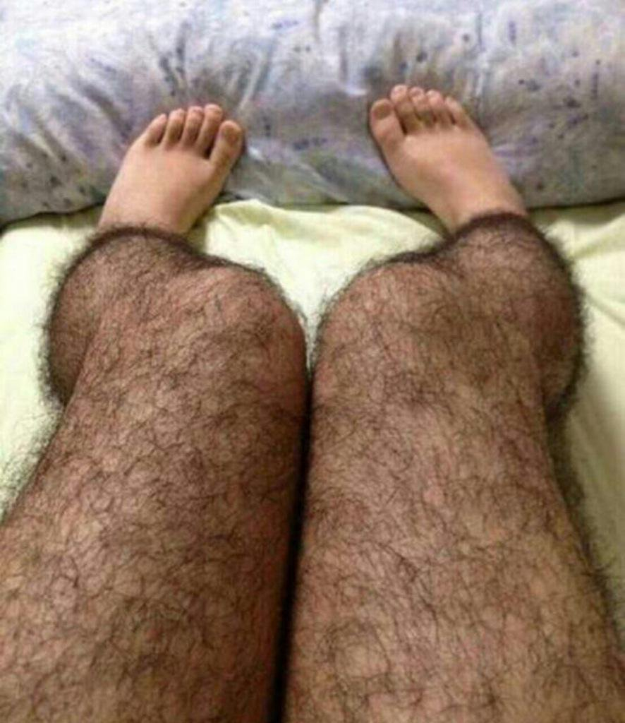 Někdy je lepší ty nohy oholit, i když člověk sex neočekává. Stát se může ledasco.