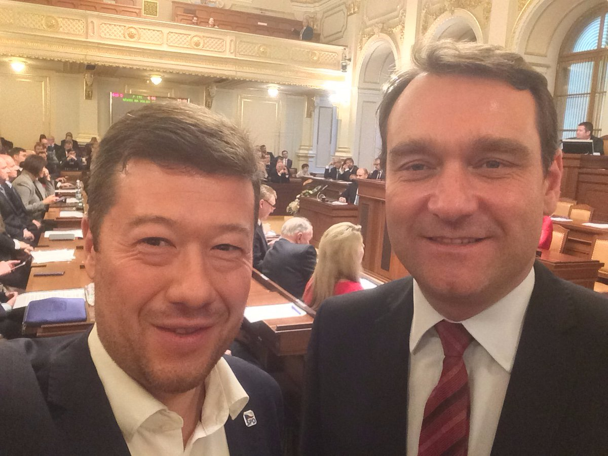 Tomio musí mít své poslance neustále na očích, jinak se mu zaběhnou