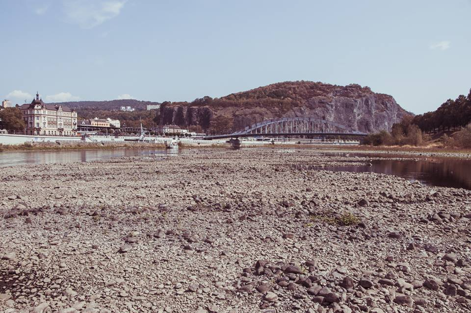 Ústí už není na Labem, ale nad suchým korytem. A to byl jeden ze zdejších mostů nedávno rekonstruován. Zřejmě špatné plánování.